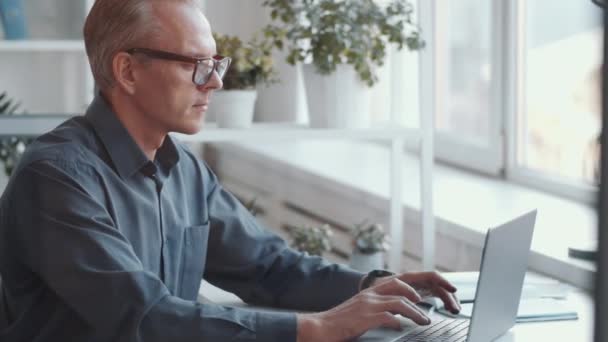 Középkorú Kaukázusi Üzletember Ingben Szemüvegben Gépel Laptopon Miközben Irodában Dolgozik — Stock videók