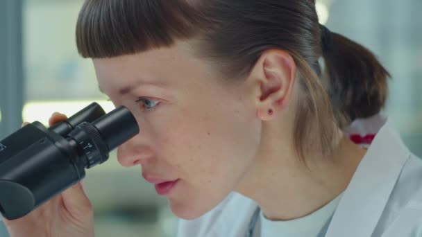 Gros Plan Jeune Femme Qui Travaille Microscope Tout Menant Des — Video