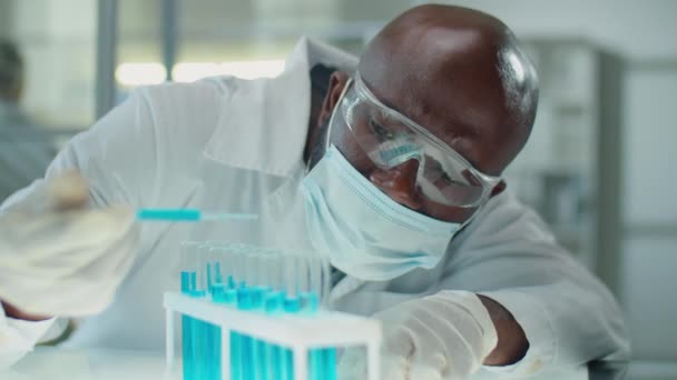 Αφροαμερικανός Αρσενικός Επιστήμονας Προστατευτική Μάσκα Γυαλιά Και Γάντια Που Ρίχνει — Αρχείο Βίντεο