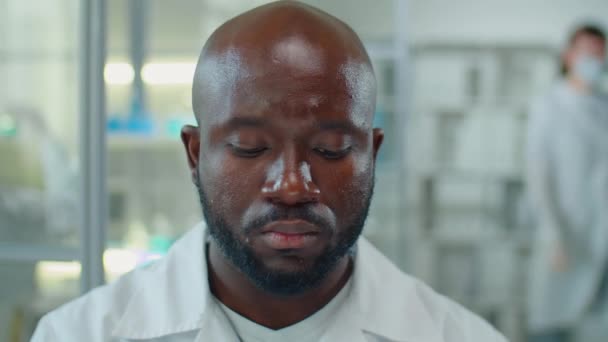 Porträt Eines Afroamerikanischen Wissenschaftlers Sterilen Handschuhen Der Schutzmaske Und Brille — Stockvideo