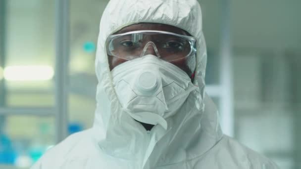 Portret Afroamerykańskiego Naukowca Kombinezonie Ochronnym Okularach Masce Stojącej Laboratorium Pozującej — Wideo stockowe