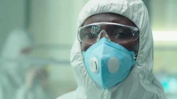 Πορτρέτο Του Αφροαμερικανού Επιστήμονα Προστατευτική Ενδυμασία Γυαλιά Και Μάσκα Προσώπου — Αρχείο Βίντεο