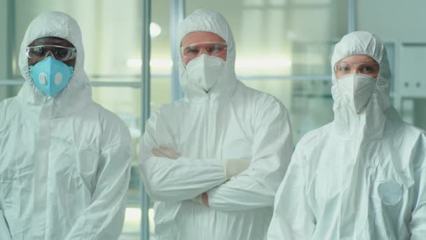 Retrato Grupo Científicos Multiétnicos Trajes Bata Protectora Gafas Mascarillas Pie — Vídeo de stock