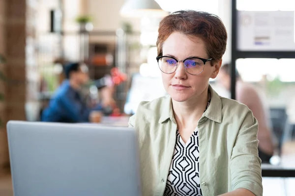 Zakenvrouw werkt aan laptop op kantoor — Stockfoto