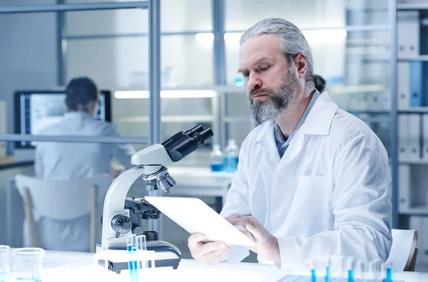 Uomo che lavora su tablet pc in laboratorio — Foto Stock