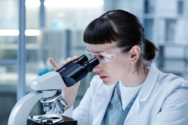 Mujer examinando el virus en el laboratorio — Foto de Stock