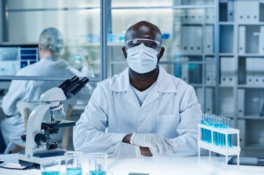 Tıp araştırmacısı iş yerinde oturuyor.