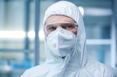 Laboratuvarda koruyucu giyimde çalışan bir doktor.