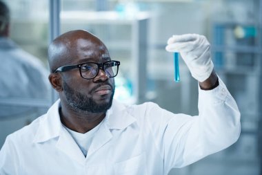 Doktor numuneleri matarada test ediyor.