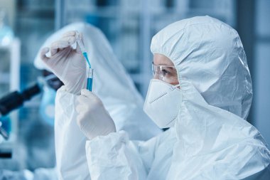 Bilim adamı matara örneğini inceliyor.