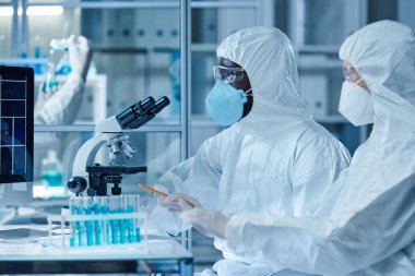 Laboratuvarda inceleme yapan bilim adamları