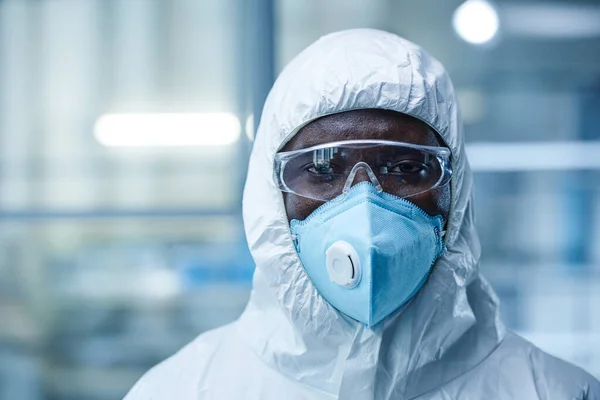 Científico en desgaste protector trabajando en laboratorio — Foto de Stock