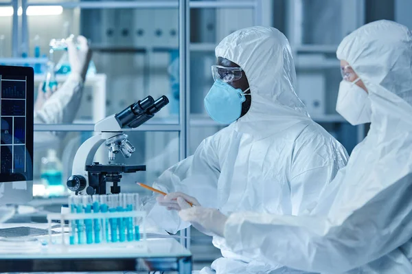 Laboratuvarda inceleme yapan bilim adamları