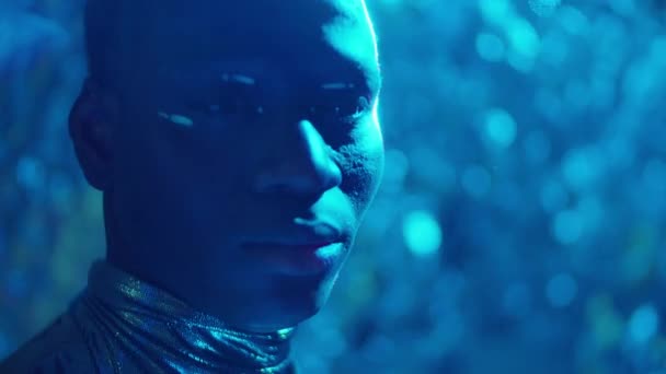 Kreatywny Portret Afroamerykanina Zaciemnionymi Soczewkami Kontaktowymi Kosmitą Pozującą Przed Kamerą — Wideo stockowe