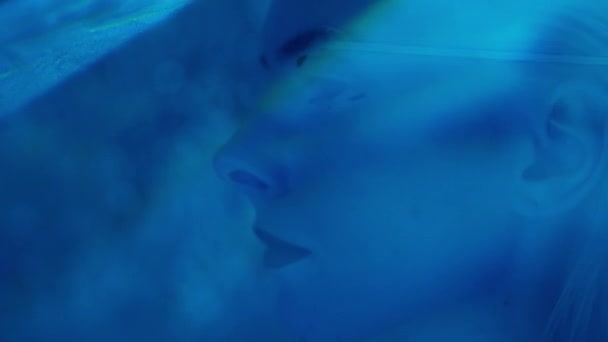 Studioaufnahme Einer Außerirdischen Mit Verdunkelten Kontaktlinsen Und Dunklem Lippenstift Blauen — Stockvideo