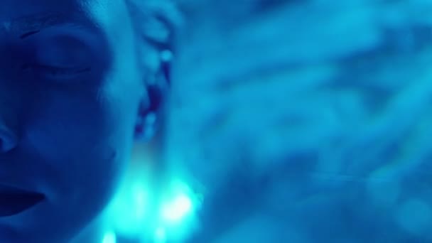 레이저 어두운 스튜디오 카메라 위하여 포즈를 취하는 콘택트렌즈 여자의 반쪽을 — 비디오