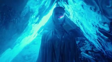 Stüdyo resmi, siyah rujlu, parlak gümüş elbisesi olan, lazer ışıklı tünelde kameraya bakan bir uzaylı kadın.