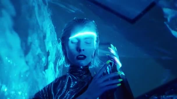 Mulher Alienígena Elegante Com Batom Escuro Lentes Contato Blackout Vestindo — Vídeo de Stock