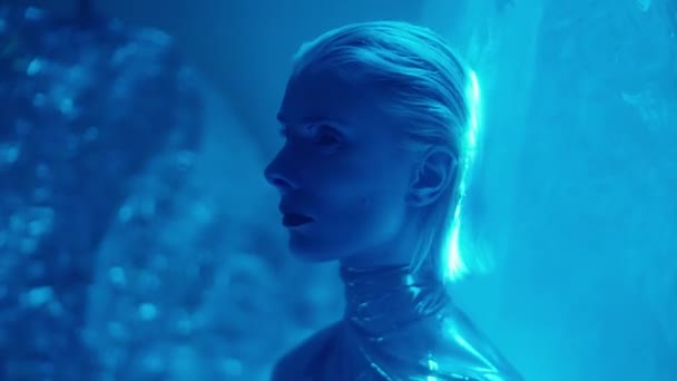 Schöne Alien Frau Silbernem Kleid Geht Durch Projiziertes Laserlicht Einem — Stockvideo