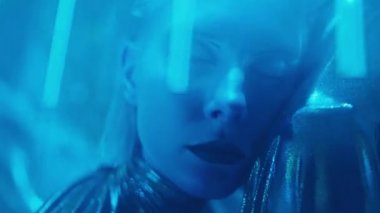 Romantik uzaylı kadın gözleri kapalı stüdyoda erkek arkadaşının omzuna yaslanmış mavi neon ışığı ve lazer ışınlarıyla