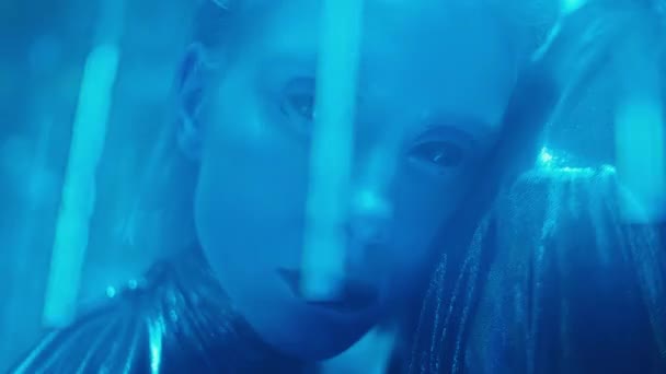 Potret Wanita Alien Romantis Dengan Lensa Kontak Pemadaman Bersandar Bahu — Stok Video