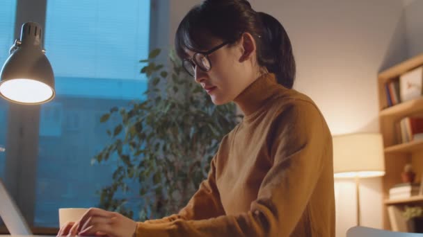 Arco Tiro Joven Mujer Negocios Asiática Gafas Escribir Ordenador Portátil — Vídeos de Stock