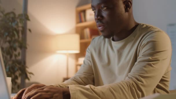 Afrikansk Amerikansk Forretningsmand Skriver Laptop Kontoret Mens Overarbejde Sent Natten – Stock-video