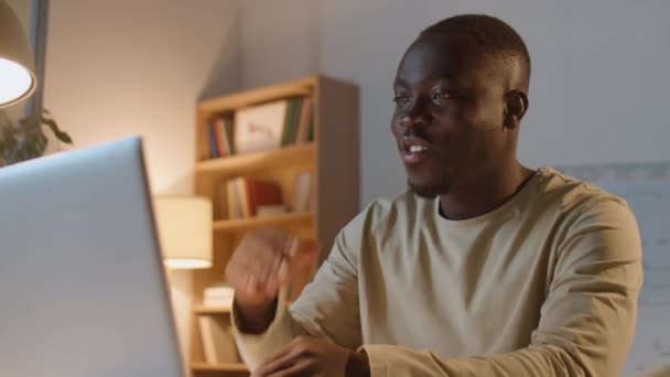 Hombre Negocios Afroamericano Hablando Videollamada Línea Ordenador Portátil Mientras Trabaja — Vídeos de Stock