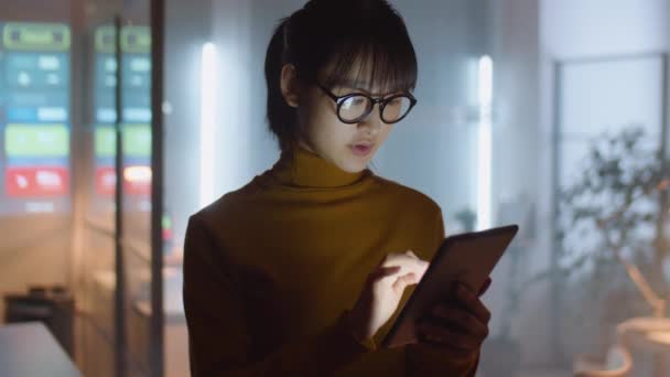 Tânăra Femeie Afaceri Asiatică Tastând Tabletă Digitală Timp Stătea Biroul — Videoclip de stoc