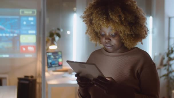 Perempuan Muda Afrika Amerika Yang Mengetik Tablet Digital Ketika Bekerja — Stok Video