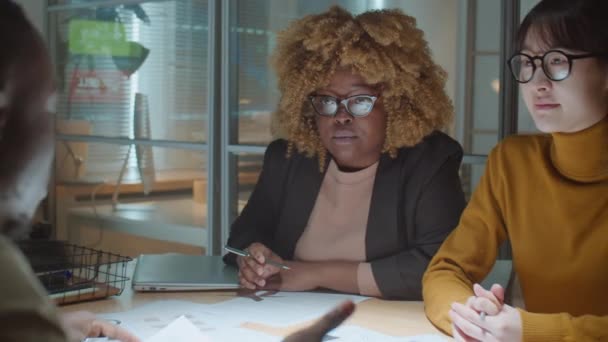 Arco Tiro Hombre Afroamericano Explicando Plan Negocios Colegas Multiétnicos Femeninos — Vídeos de Stock