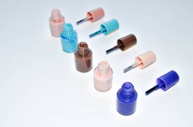 Beyaz arkaplanda izole edilmiş oje, diş minesi, karışık çok renkli örnekler.