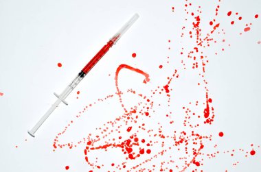 Beyaz arka planda kan lekeleri olan şırınga iğnesi, ilaç, uyuşturucu bağımlılığı, cinayet.