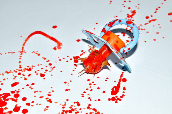 Снимок манекена Бэби с пятнами крови на белом фоне, медикаменты, наркомания, убийство