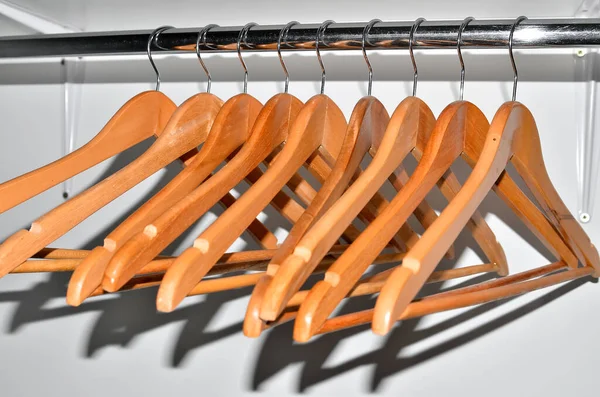 Opname Van Veel Houten Hangers Een Staaf Geïsoleerd Grijze Muurondergrond — Stockfoto