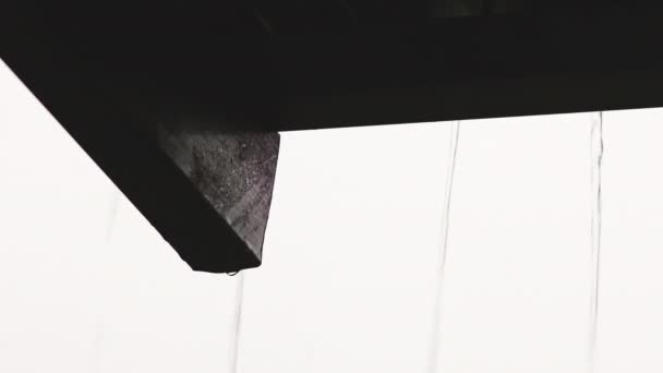 雨が降ると雨が屋根から降ってくる 孤独を感じさせました — ストック動画