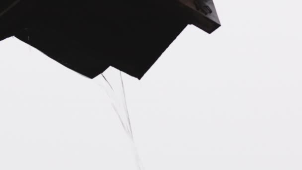 Air Hujan Mengalir Turun Dari Atap Ketika Hujan Turun Memberiku — Stok Video