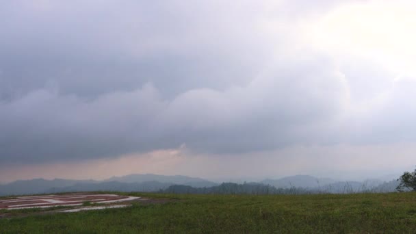 Helipad Górze Górska Sceneria Błękitne Niebo Tle Mgłą Przykrywającą Niebo — Wideo stockowe