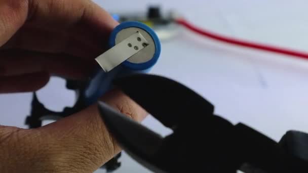 Batterilitiumjon 18650 Punktsvetsad Nickelplattan Drogs Med Tång — Stockvideo