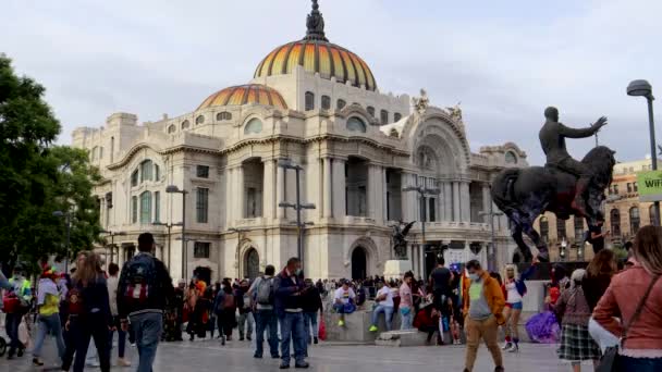 2021年6月 墨西哥墨西哥城 在墨西哥城市的Lgbt游行期间 人们走过艺术宫的花园 — 图库视频影像