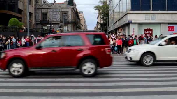 Πόλη Του Μεξικού Μεξικό Ιούνιος 2021 Άνθρωποι Περιμένουν Διασχίσουν Δρόμο — Αρχείο Βίντεο