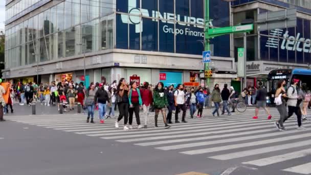 Πόλη Του Μεξικού Μεξικό Ιούνιος 2021 Άνθρωποι Περπατούν Στην Οδό — Αρχείο Βίντεο