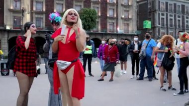 Mexico City, Meksika - Haziran 2021: lgbt topluluğunun üyeleri, Igbt onur yürüyüşü sırasında Zocalo 'da poz verip fotoğraf çekiyorlar.