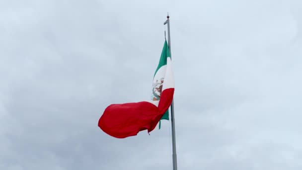 Мехико Мексика Июнь 2021 Года Мексиканский Флаг Размахивает Облачный День — стоковое видео
