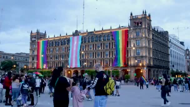 メキシコ市2021年6月 メキシコ市のZocaloの建物の時間経過Lgbtの誇り行進中に 建物では トランスとLgbtフラグを見ることができます — ストック動画