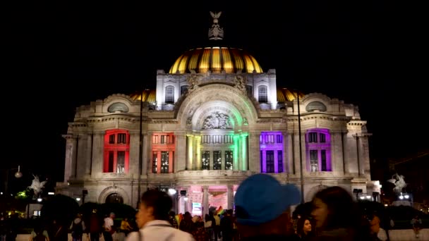 2021年6月 墨西哥城 随着Lgbt旗颜色的投射 Lgbt骄傲的行军结束 美术宫殿被漆成彩虹色 — 图库视频影像