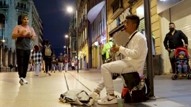 Mexico City Mexiko Juni 2021 Pojke Spelar Saxofon Madero Gatan — Stockvideo