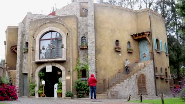 メキシコのトラスカラ 2021年6月 町の家の階段を降りる女性ヴァリキリコ 建築はトスカーナの影響で作られている場所 — ストック動画