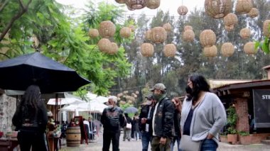 Tlaxcala, Meksika - Haziran 2021: Yağmurlu bir günde Val 'quirico sokaklarında yürüyen insanlar, turistler ve Avrupa' dan etkilenen mimariler için pek çok konfora sahip güzel bir kasaba.