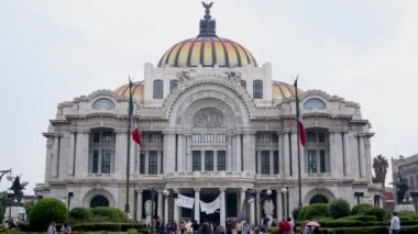 Mexico City, Meksika - Eylül 2021: 15 Eylül kutlamaları sırasında, saray güzel sanatlar sarayının ön görüntüsü, bağımsızlık anısına Meksika bayrağını yan tarafına astı..